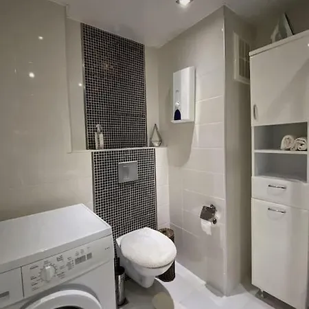 Lejlighed Hygge Flat With Heated Floors & Sunny Balcony!