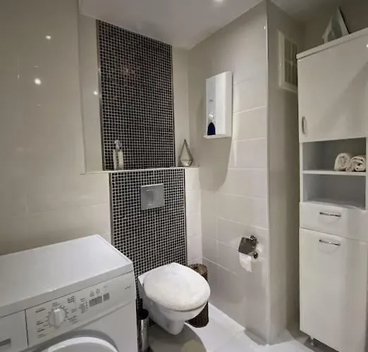 Appartement Hygge Flat With Heated Floors & Sunny Balcony!