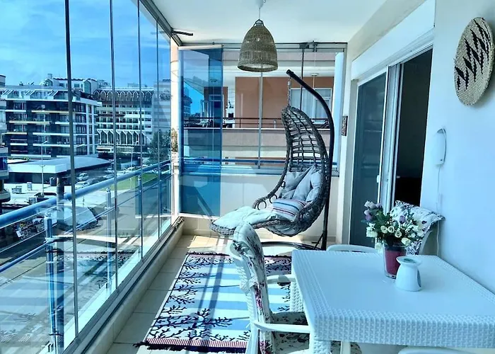 Appartement Hygge Flat With Heated Floors & Sunny Balcony!